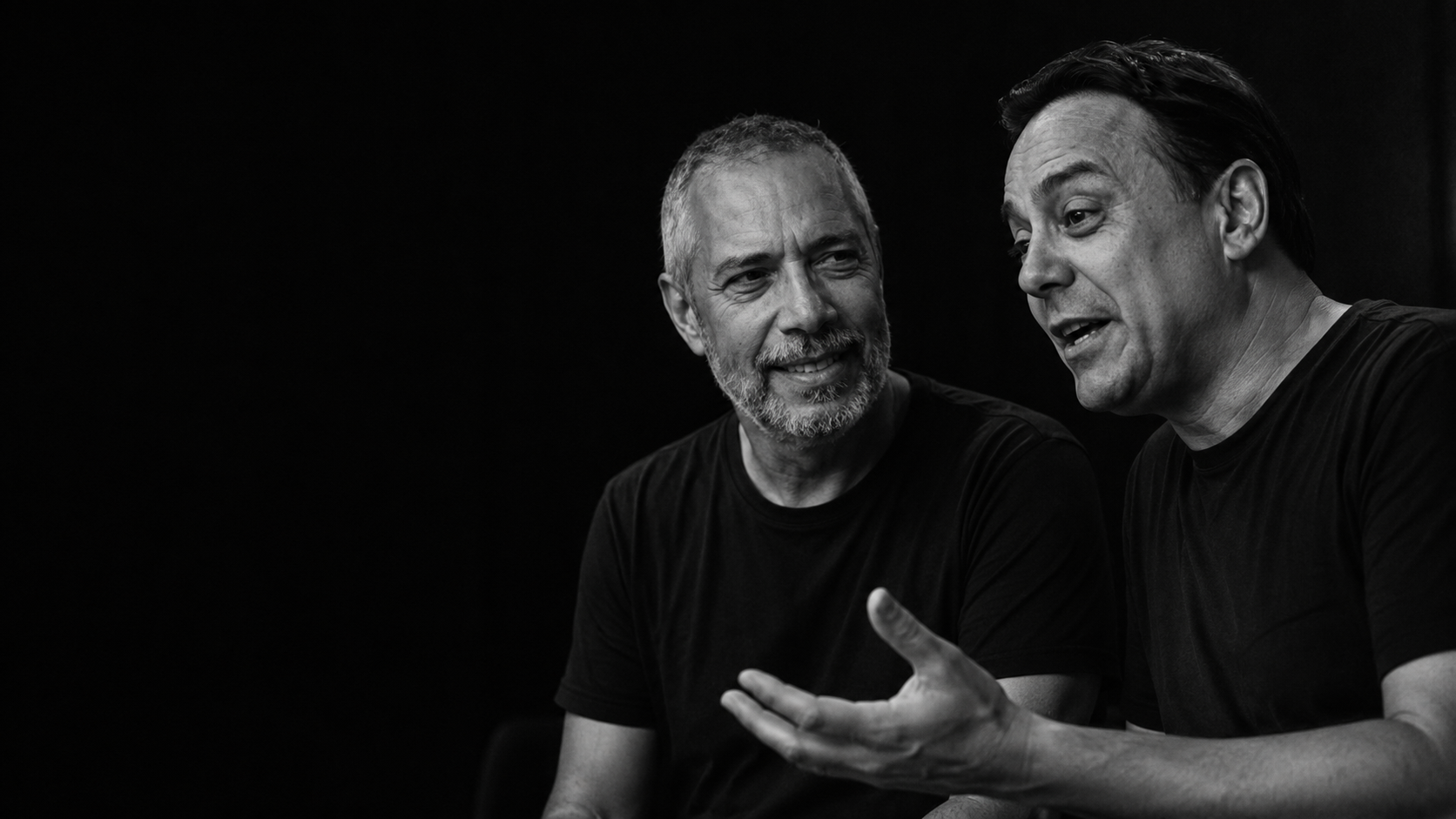 Luiz Torquato e Percy Porchat conversando em estúdio
